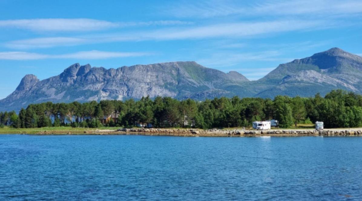 Ulvsvag Gjestgiveri Og Fjordcamping As Екстериор снимка